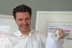 Henryk-Mioskowski-von-innoXperts-leitet-das-OSPA-InnoCamp-zur-Ideenentwicklung