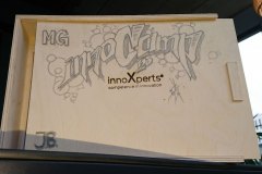 Kreative-Workshopteilnehmer-gestalten-Ideentoolbox