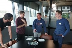 Teilnehmer-Innovationsworkshop-InnoCamp-Ospa-diskutieren-Ideen