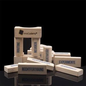 Innovation Culture Bricks: Holzbausteine mit Schlagwörtern zum Thema Innovationskultur.