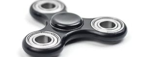 Das Flywheel bewegt sich wie ein Fidget Spinner um den Kunden und ersetzt den Sales Funnel