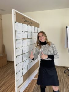 Daumen hoch für die innoXperts®Ausbildung Interne Ideentrainerin von Toni Sprenger (OstseeSparkasse Rostock (OSPA), Abteilung: Kompetenzfeld Immobilien)