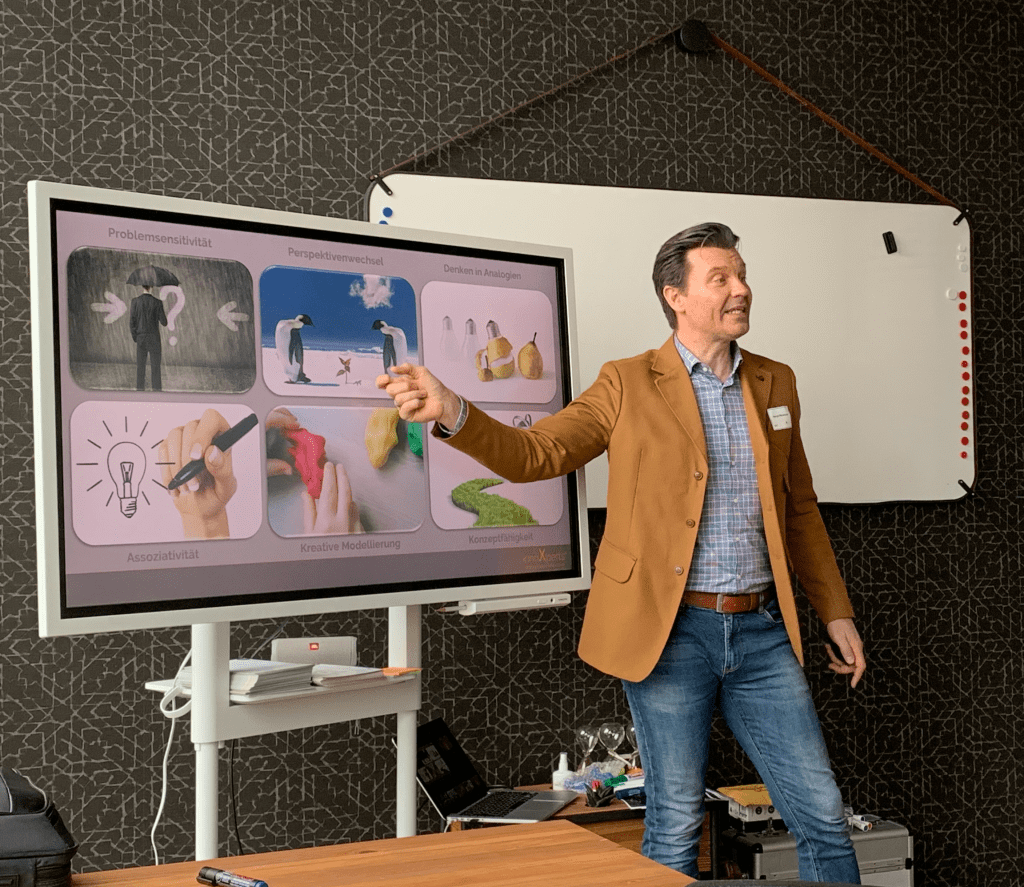 Im Einsatz für Innovation: Henryk Mioskowski ist Coach, Workshopmoderator oder Vortragsredner. Hier bei einem Methodenworkshop mit der SIV AG.