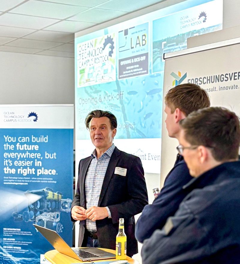 Henryk Mioskowski im Austausch mit den Anwesenden bei der Eröffnung des LAB in Rostock